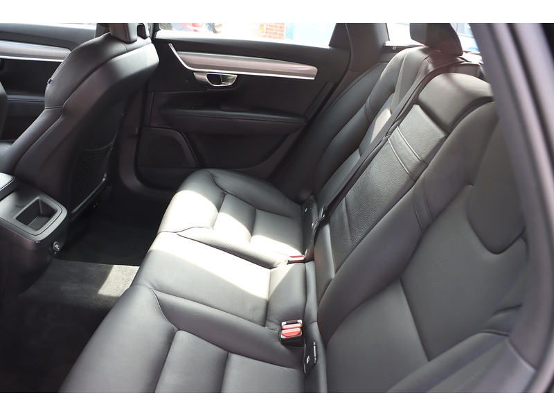Volvo 2.0 T4 MOMENTUM PLUS ESTATE 5DR PETROL AUTO HEATED SEATS SAT NAV BLUETOOTH DAB STEREO REAR CAMERA PARKING AIDS 2 OWNERS 44000 MILES SH NO ULEZ CHARGE 72-74 Mitcham Road