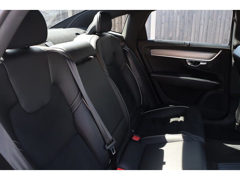 Volvo 2.0H T8 RECHARGE 18.8KWH R-DESIGN SALOON 4DR PETROL PLUG-IN HYBRID AWD AUTO HEATED SEATS SAT NAV BLUETOOTH REAR CAMERA PARKING AIDS JUST 2 OWNERS FSH 72-74 Mitcham Road