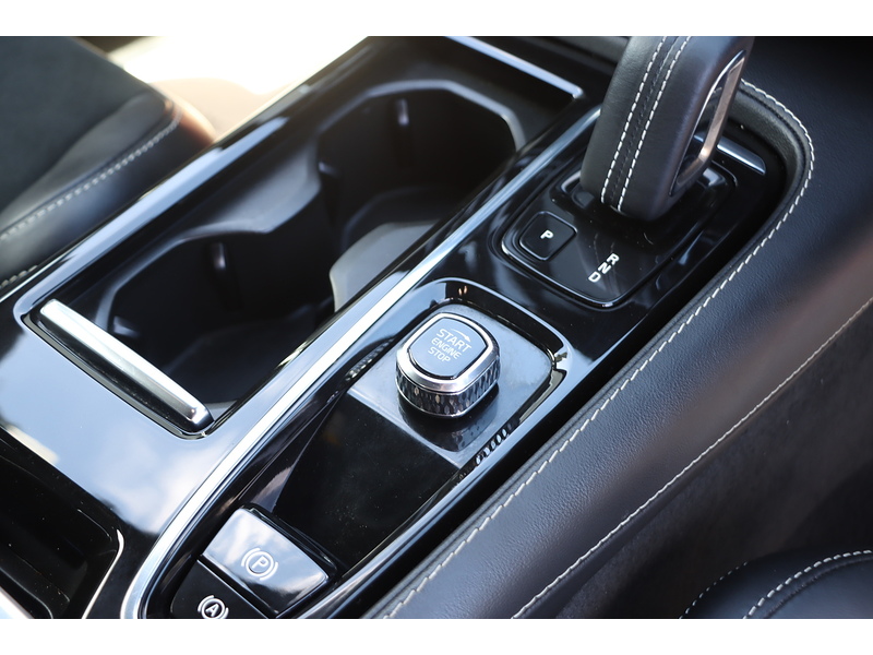 Volvo 2.0H T8 RECHARGE 18.8KWH R-DESIGN SALOON 4DR PETROL PLUG-IN HYBRID AWD AUTO HEATED SEATS SAT NAV BLUETOOTH REAR CAMERA PARKING AIDS JUST 2 OWNERS FSH 72-74 Mitcham Road