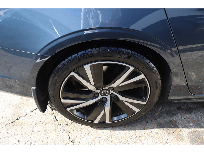 Volvo 2.0H T8 RECHARGE 18.8KWH R-DESIGN SALOON 4DR PETROL PLUG-IN HYBRID AWD AUTO HEATED SEATS SAT NAV BLUETOOTH REAR CAMERA PARKING AIDS JUST 2 OWNERS FSH 72-74 Mitcham Road
