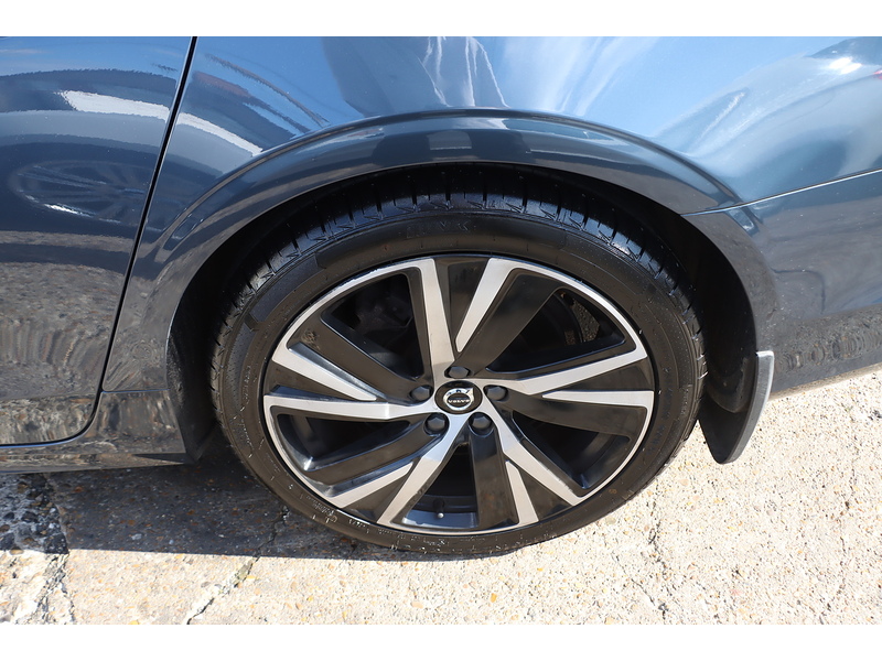 Volvo 2.0H T8 RECHARGE 18.8KWH R-DESIGN SALOON 4DR PETROL PLUG-IN HYBRID AWD AUTO HEATED SEATS SAT NAV BLUETOOTH REAR CAMERA PARKING AIDS JUST 2 OWNERS FSH 72-74 Mitcham Road
