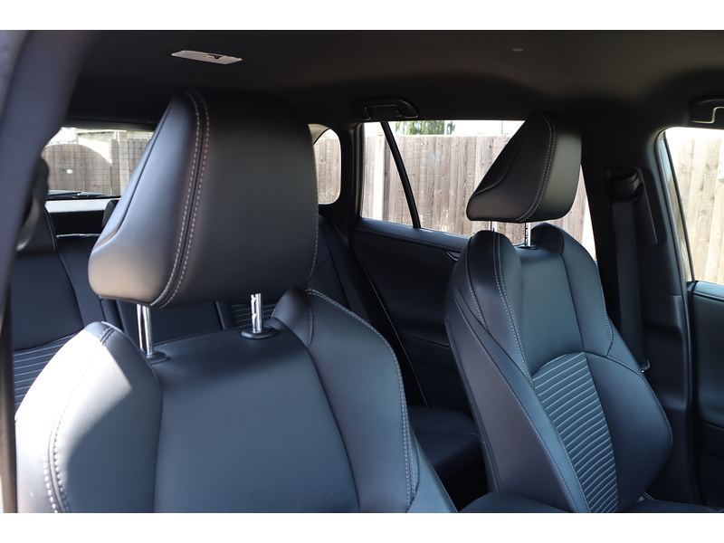 Toyota 2.5 VVT-H BLACK EDITION SUV 5DR PETROL HYBRID CVT AUTO HEATED SEATS SAT NAV BLUETOOTH DAB STEREO APPLE CARPLAY REAR CAMERA JUST 1 OWNER 62000 MILES SH 72-74 Mitcham Road