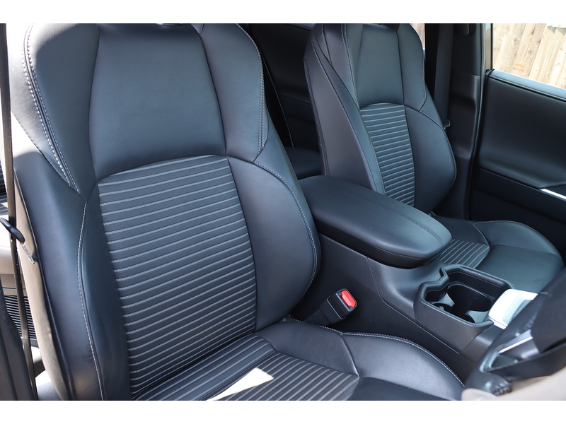 Toyota 2.5 VVT-H BLACK EDITION SUV 5DR PETROL HYBRID CVT AUTO HEATED SEATS SAT NAV BLUETOOTH DAB STEREO APPLE CARPLAY REAR CAMERA JUST 1 OWNER 62000 MILES SH 72-74 Mitcham Road