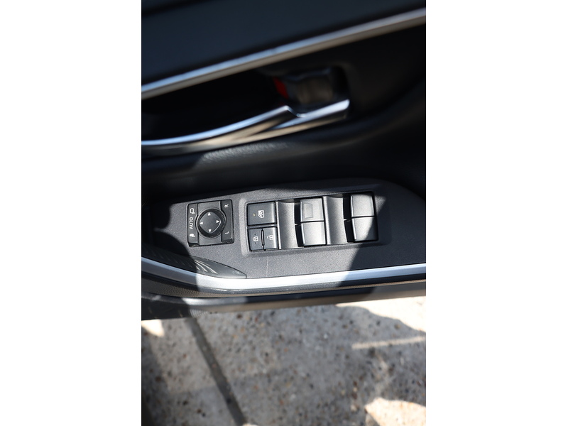 Toyota 2.5 VVT-H BLACK EDITION SUV 5DR PETROL HYBRID CVT AUTO HEATED SEATS SAT NAV BLUETOOTH DAB STEREO APPLE CARPLAY REAR CAMERA JUST 1 OWNER 62000 MILES SH 72-74 Mitcham Road