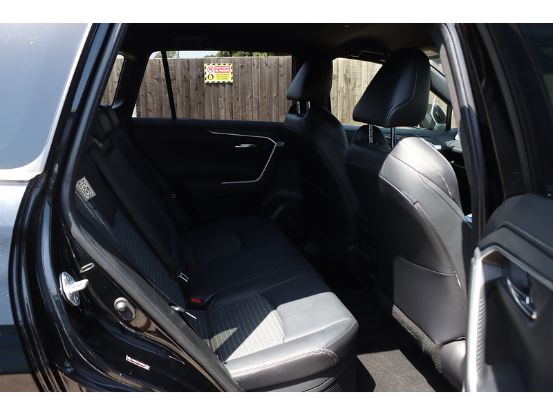 Toyota 2.5 VVT-H BLACK EDITION SUV 5DR PETROL HYBRID CVT AUTO HEATED SEATS SAT NAV BLUETOOTH DAB STEREO APPLE CARPLAY REAR CAMERA JUST 1 OWNER 62000 MILES SH 72-74 Mitcham Road