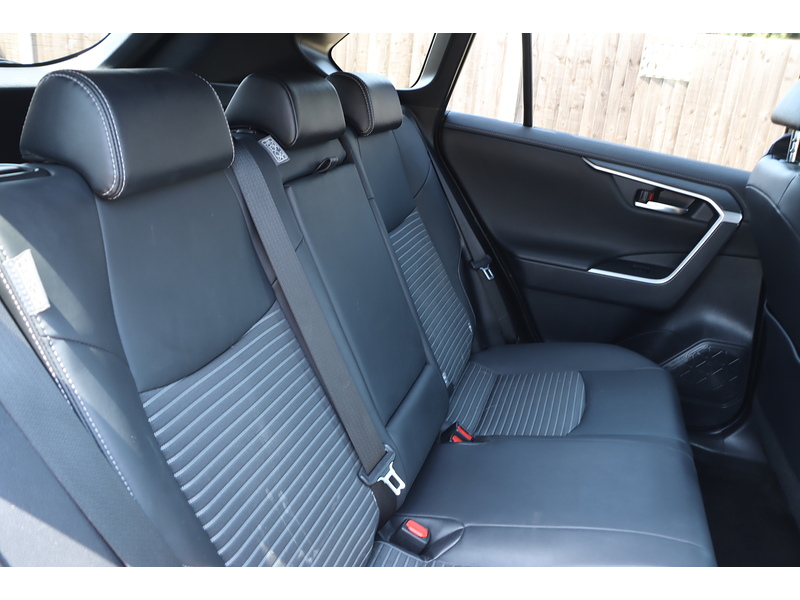 Toyota 2.5 VVT-H BLACK EDITION SUV 5DR PETROL HYBRID CVT AUTO HEATED SEATS SAT NAV BLUETOOTH DAB STEREO APPLE CARPLAY REAR CAMERA JUST 1 OWNER 62000 MILES SH 72-74 Mitcham Road
