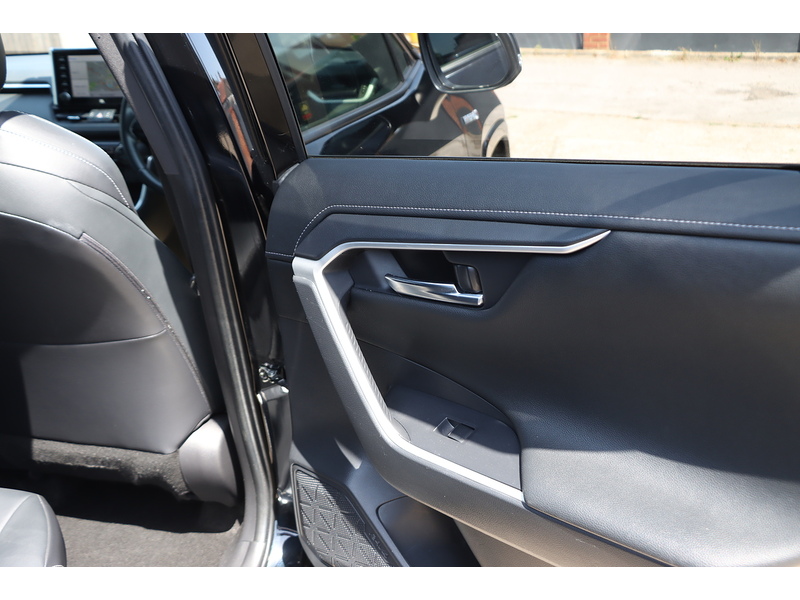 Toyota 2.5 VVT-H BLACK EDITION SUV 5DR PETROL HYBRID CVT AUTO HEATED SEATS SAT NAV BLUETOOTH DAB STEREO APPLE CARPLAY REAR CAMERA JUST 1 OWNER 62000 MILES SH 72-74 Mitcham Road