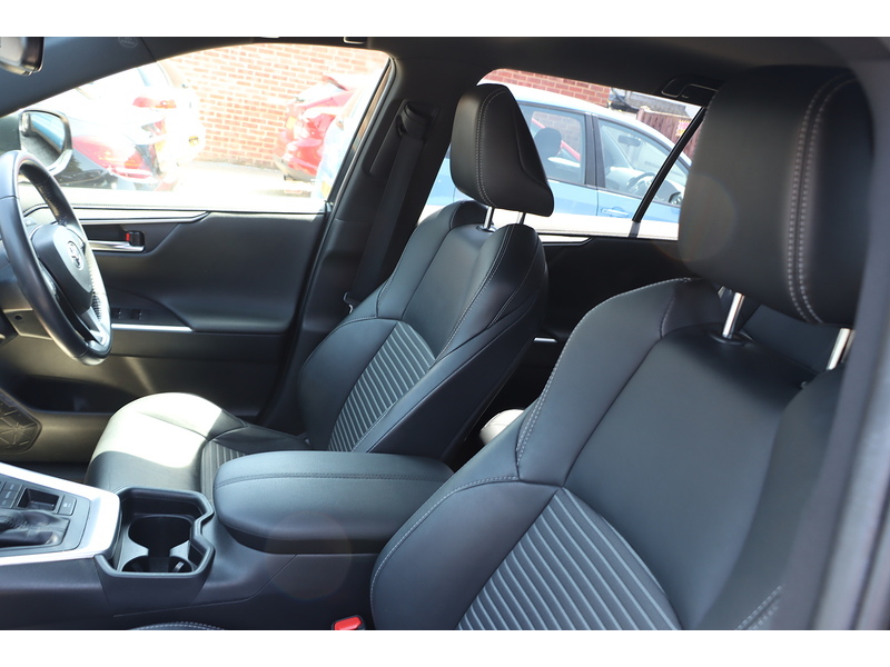 Toyota 2.5 VVT-H BLACK EDITION SUV 5DR PETROL HYBRID CVT AUTO HEATED SEATS SAT NAV BLUETOOTH DAB STEREO APPLE CARPLAY REAR CAMERA JUST 1 OWNER 62000 MILES SH 72-74 Mitcham Road