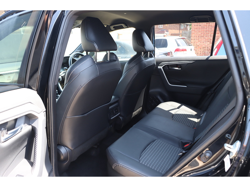 Toyota 2.5 VVT-H BLACK EDITION SUV 5DR PETROL HYBRID CVT AUTO HEATED SEATS SAT NAV BLUETOOTH DAB STEREO APPLE CARPLAY REAR CAMERA JUST 1 OWNER 62000 MILES SH 72-74 Mitcham Road