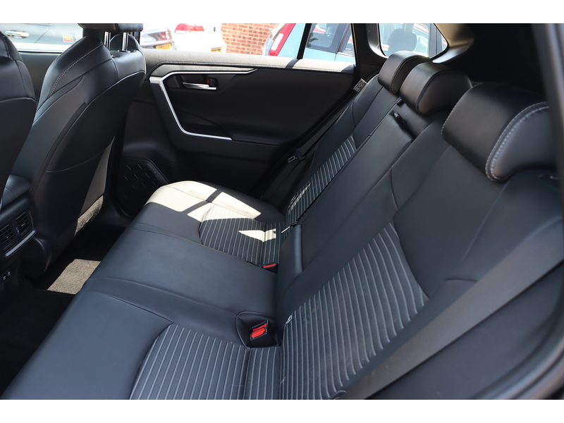 Toyota 2.5 VVT-H BLACK EDITION SUV 5DR PETROL HYBRID CVT AUTO HEATED SEATS SAT NAV BLUETOOTH DAB STEREO APPLE CARPLAY REAR CAMERA JUST 1 OWNER 62000 MILES SH 72-74 Mitcham Road