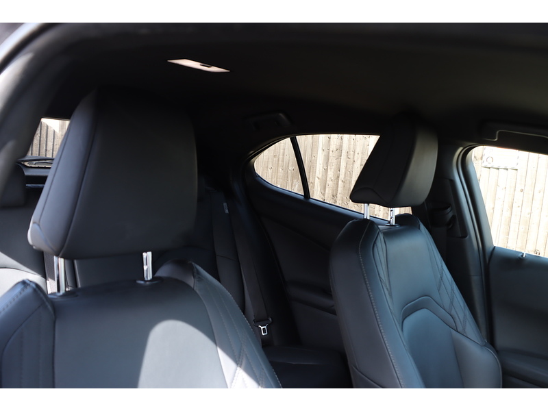 Lexus 250H 2.0 F SPORT DESIGN SUV 5DR PETROL HYBRID E-CVT AUTO HEATED SEATS SAT NAV BLUETOOTH APPLE CARPLAY REAR CAMERA PARKING AIDS 1 OWNER 48000 MILES FSH 72-74 Mitcham Road