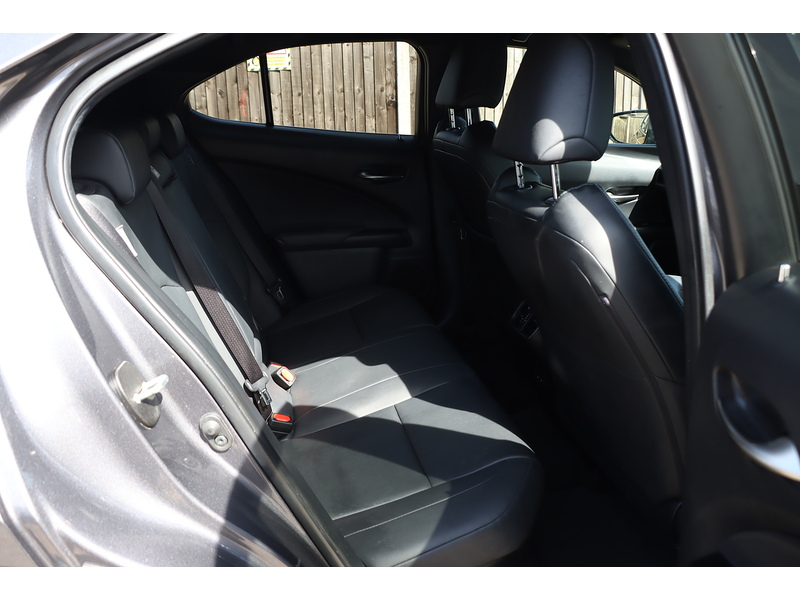 Lexus 250H 2.0 F SPORT DESIGN SUV 5DR PETROL HYBRID E-CVT AUTO HEATED SEATS SAT NAV BLUETOOTH APPLE CARPLAY REAR CAMERA PARKING AIDS 1 OWNER 48000 MILES FSH 72-74 Mitcham Road