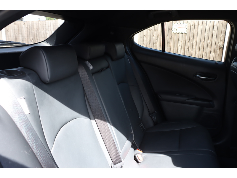 Lexus 250H 2.0 F SPORT DESIGN SUV 5DR PETROL HYBRID E-CVT AUTO HEATED SEATS SAT NAV BLUETOOTH APPLE CARPLAY REAR CAMERA PARKING AIDS 1 OWNER 48000 MILES FSH 72-74 Mitcham Road