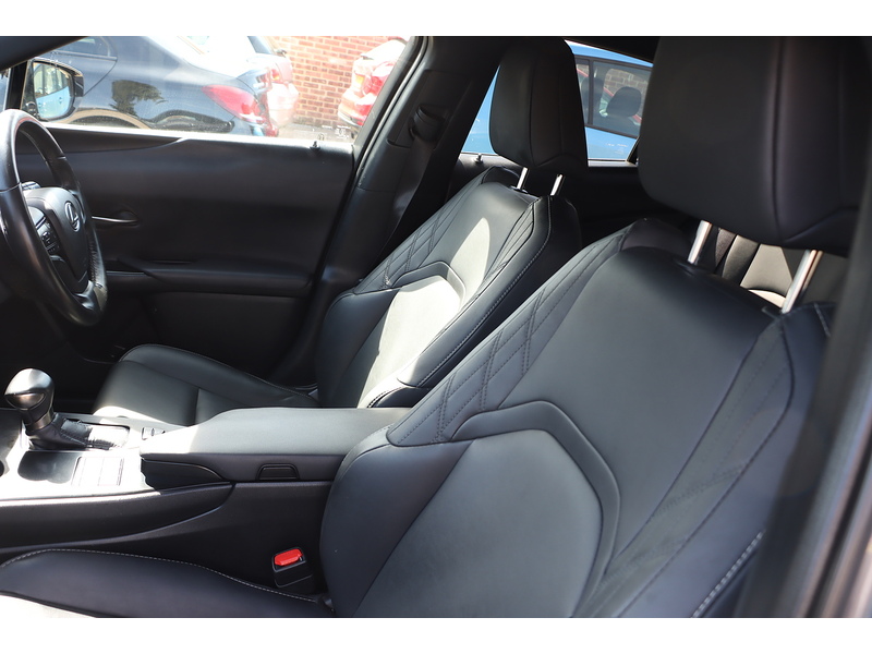 Lexus 250H 2.0 F SPORT DESIGN SUV 5DR PETROL HYBRID E-CVT AUTO HEATED SEATS SAT NAV BLUETOOTH APPLE CARPLAY REAR CAMERA PARKING AIDS 1 OWNER 48000 MILES FSH 72-74 Mitcham Road