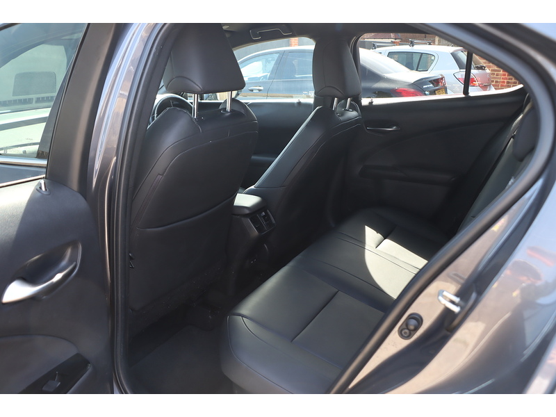 Lexus 250H 2.0 F SPORT DESIGN SUV 5DR PETROL HYBRID E-CVT AUTO HEATED SEATS SAT NAV BLUETOOTH APPLE CARPLAY REAR CAMERA PARKING AIDS 1 OWNER 48000 MILES FSH 72-74 Mitcham Road