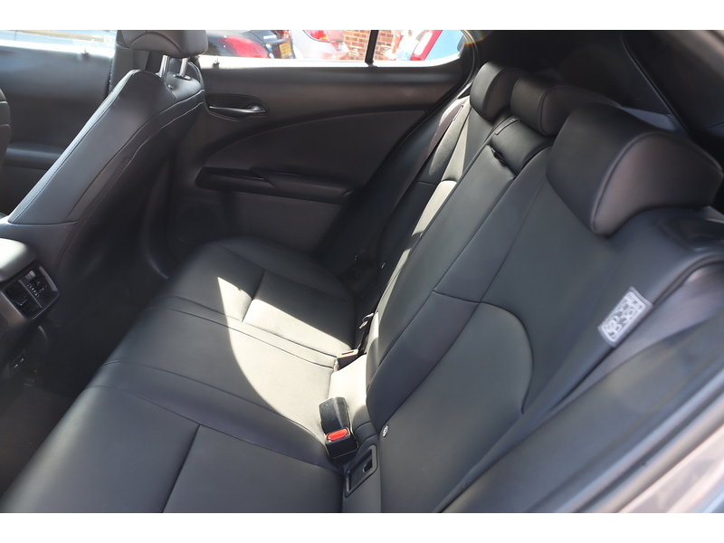 Lexus 250H 2.0 F SPORT DESIGN SUV 5DR PETROL HYBRID E-CVT AUTO HEATED SEATS SAT NAV BLUETOOTH APPLE CARPLAY REAR CAMERA PARKING AIDS 1 OWNER 48000 MILES FSH 72-74 Mitcham Road