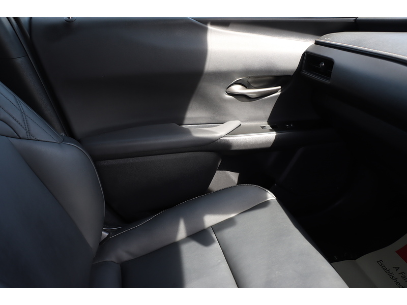 Lexus 250H 2.0 F SPORT DESIGN SUV 5DR PETROL HYBRID E-CVT AUTO HEATED SEATS SAT NAV BLUETOOTH APPLE CARPLAY REAR CAMERA PARKING AIDS 1 OWNER 48000 MILES FSH 72-74 Mitcham Road