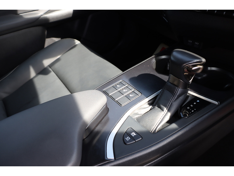 Lexus 250H 2.0 F SPORT DESIGN SUV 5DR PETROL HYBRID E-CVT AUTO HEATED SEATS SAT NAV BLUETOOTH APPLE CARPLAY REAR CAMERA PARKING AIDS 1 OWNER 48000 MILES FSH 72-74 Mitcham Road