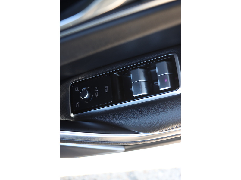 Jaguar 2.0 P400E 17.1KWH R-DYNAMIC SUV 5DR PETROL PLUG-IN HYBRID AWD AUTO PAN ROOF HEATED SEATS SATNAV APPLE CARPLAY REAR CAMERA JUST 1 OWNER 57000 MILES FSH 72-74 Mitcham Road