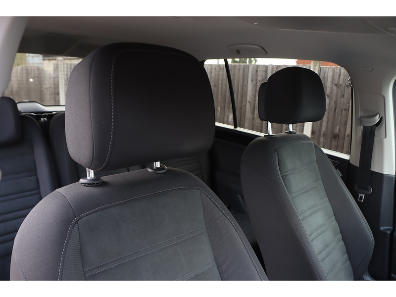Volkswagen 1.5 TSI EVO SEL MPV 5DR PETROL DSG AUTO 7 SEATER SAT NAV BLUETOOTH DAB STEREO APPLE CARPLAY PARKING AIDS JUST 1 OWNER FROM NEW ONLY 71000 MILES FSH 72-74 Mitcham Road
