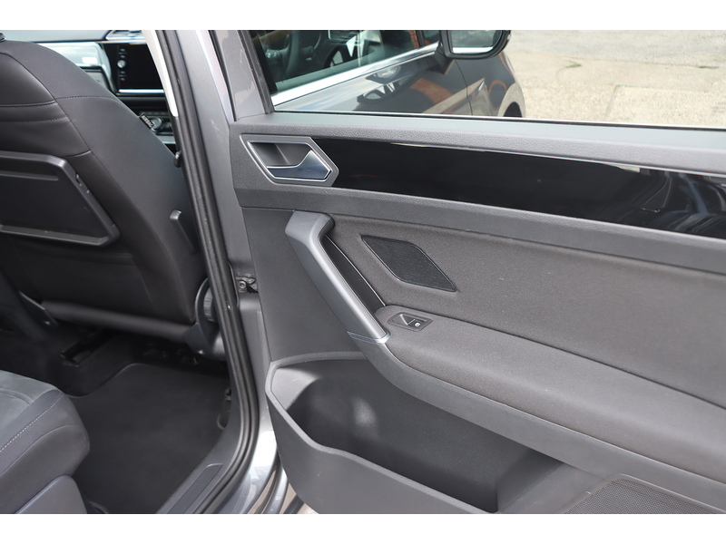 Volkswagen 1.5 TSI EVO SEL MPV 5DR PETROL DSG AUTO 7 SEATER SAT NAV BLUETOOTH DAB STEREO APPLE CARPLAY PARKING AIDS JUST 1 OWNER FROM NEW ONLY 71000 MILES FSH 72-74 Mitcham Road