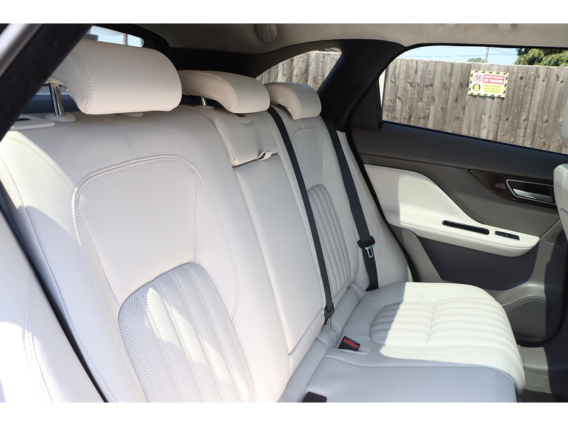 Jaguar 2.0 P250I PORTFOLIO SUV 5DR PETROL AWD AUTO PAN ROOF HEATED SEATS SATNAV BLUETOOTH APPLE CARPLAY REAR CAMERA PARKING AIDS 2 OWNERS ONLY 64000 MILES SH 72-74 Mitcham Road