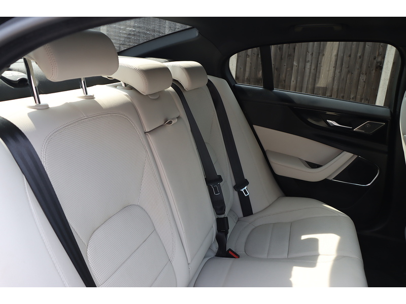 Jaguar 2.0 P250I R-DYNAMIC BLACK SALOON 4DR PETROL AUTO HEATED SEATS SATNAV BLUETOOTH DAB RADIO APPLE CARPLAY REAR CAMERA PARKING AIDS 2 OWNER 47000 MILES SH 92-96 Mitcham Road