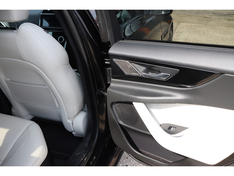 Jaguar 2.0 P250I R-DYNAMIC BLACK SALOON 4DR PETROL AUTO HEATED SEATS SATNAV BLUETOOTH DAB RADIO APPLE CARPLAY REAR CAMERA PARKING AIDS 2 OWNER 47000 MILES SH 92-96 Mitcham Road