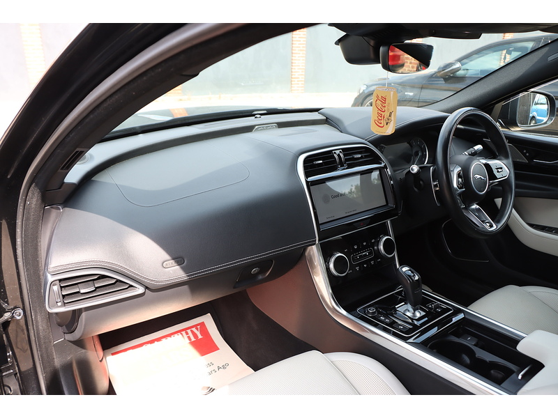 Jaguar 2.0 P250I R-DYNAMIC BLACK SALOON 4DR PETROL AUTO HEATED SEATS SATNAV BLUETOOTH DAB RADIO APPLE CARPLAY REAR CAMERA PARKING AIDS 2 OWNER 47000 MILES SH 92-96 Mitcham Road