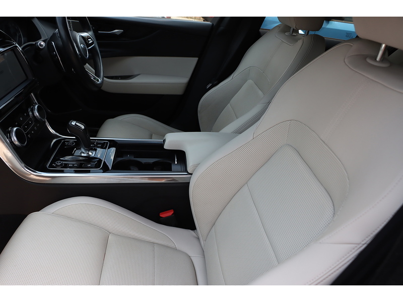 Jaguar 2.0 P250I R-DYNAMIC BLACK SALOON 4DR PETROL AUTO HEATED SEATS SATNAV BLUETOOTH DAB RADIO APPLE CARPLAY REAR CAMERA PARKING AIDS 2 OWNER 47000 MILES SH 92-96 Mitcham Road