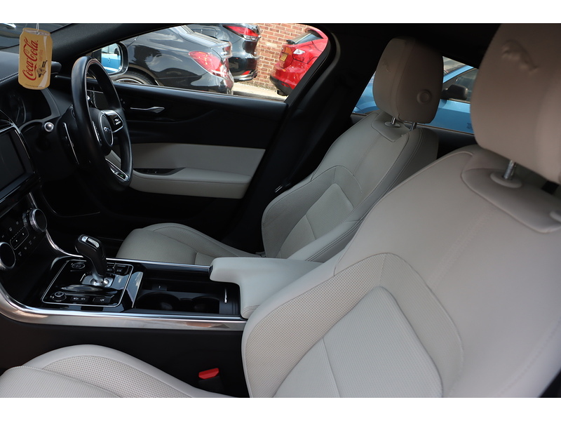 Jaguar 2.0 P250I R-DYNAMIC BLACK SALOON 4DR PETROL AUTO HEATED SEATS SATNAV BLUETOOTH DAB RADIO APPLE CARPLAY REAR CAMERA PARKING AIDS 2 OWNER 47000 MILES SH 92-96 Mitcham Road