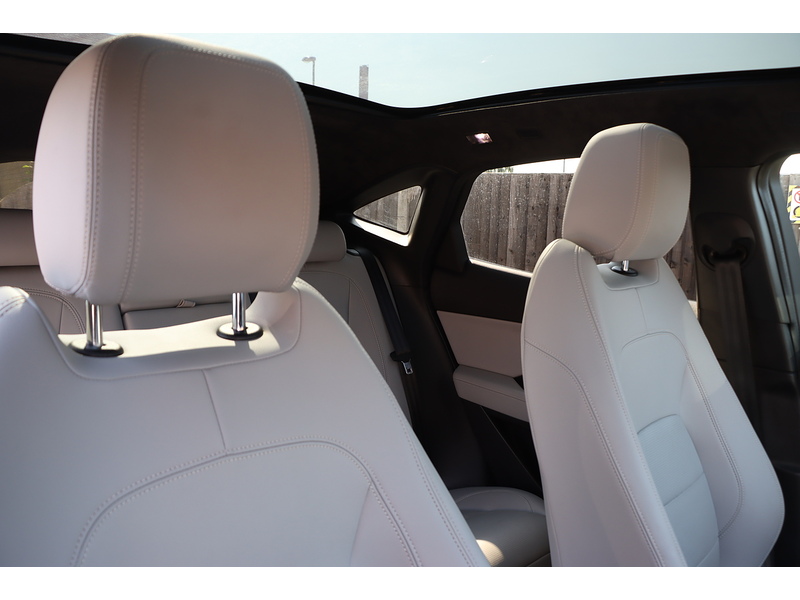 Jaguar 1.5 P300E 11.5KWH R-DYNAMIC BLACK SUV 5DR PETROL PLUG-IN HYBRID AWD AUTO PAN ROOF HEATED SEATS SAT NAV BLUETOOTH APPLE CARPLAY REAR CAMERA 1 OWNER FSH 72-74 Mitcham Road