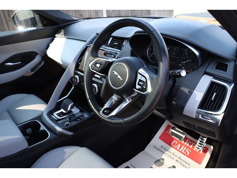 Jaguar 1.5 P300E 11.5KWH R-DYNAMIC BLACK SUV 5DR PETROL PLUG-IN HYBRID AWD AUTO PAN ROOF HEATED SEATS SAT NAV BLUETOOTH APPLE CARPLAY REAR CAMERA 1 OWNER FSH 72-74 Mitcham Road