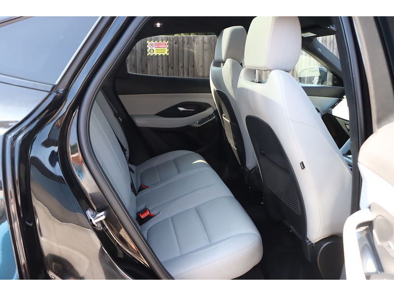 Jaguar 1.5 P300E 11.5KWH R-DYNAMIC BLACK SUV 5DR PETROL PLUG-IN HYBRID AWD AUTO PAN ROOF HEATED SEATS SAT NAV BLUETOOTH APPLE CARPLAY REAR CAMERA 1 OWNER FSH 72-74 Mitcham Road