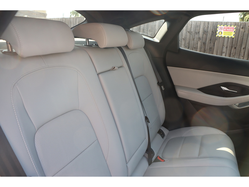 Jaguar 1.5 P300E 11.5KWH R-DYNAMIC BLACK SUV 5DR PETROL PLUG-IN HYBRID AWD AUTO PAN ROOF HEATED SEATS SAT NAV BLUETOOTH APPLE CARPLAY REAR CAMERA 1 OWNER FSH 72-74 Mitcham Road