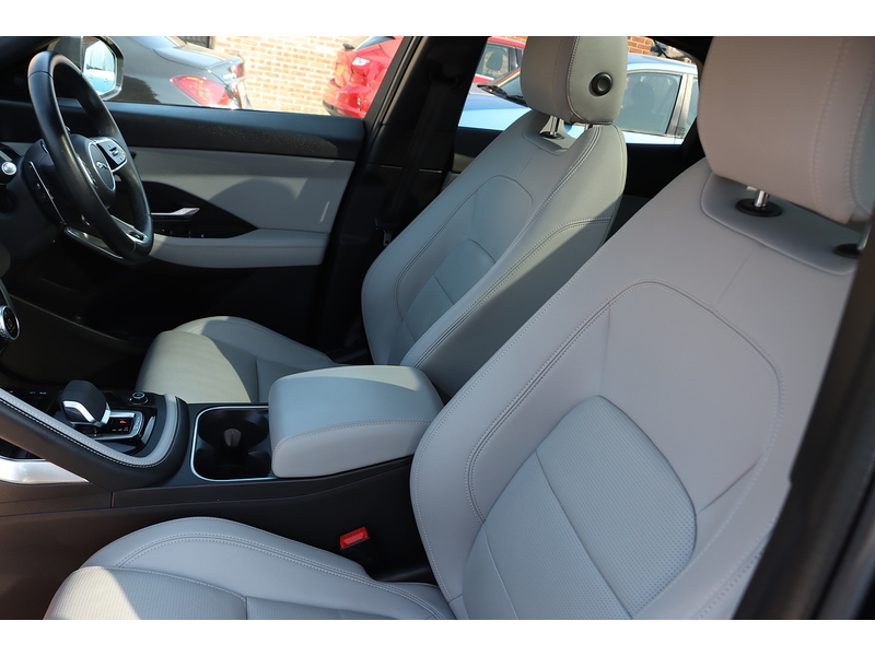 Jaguar 1.5 P300E 11.5KWH R-DYNAMIC BLACK SUV 5DR PETROL PLUG-IN HYBRID AWD AUTO PAN ROOF HEATED SEATS SAT NAV BLUETOOTH APPLE CARPLAY REAR CAMERA 1 OWNER FSH 72-74 Mitcham Road