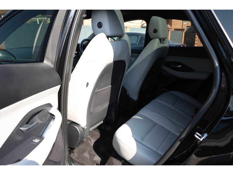 Jaguar 1.5 P300E 11.5KWH R-DYNAMIC BLACK SUV 5DR PETROL PLUG-IN HYBRID AWD AUTO PAN ROOF HEATED SEATS SAT NAV BLUETOOTH APPLE CARPLAY REAR CAMERA 1 OWNER FSH 72-74 Mitcham Road