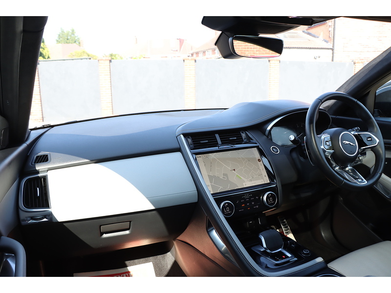 Jaguar 1.5 P300E 11.5KWH R-DYNAMIC BLACK SUV 5DR PETROL PLUG-IN HYBRID AWD AUTO PAN ROOF HEATED SEATS SAT NAV BLUETOOTH APPLE CARPLAY REAR CAMERA 1 OWNER FSH 72-74 Mitcham Road