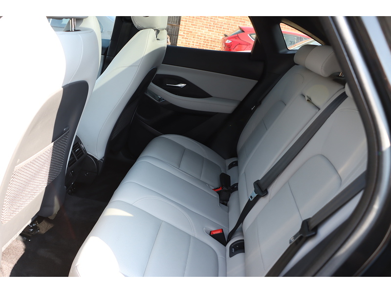 Jaguar 1.5 P300E 11.5KWH R-DYNAMIC BLACK SUV 5DR PETROL PLUG-IN HYBRID AWD AUTO PAN ROOF HEATED SEATS SAT NAV BLUETOOTH APPLE CARPLAY REAR CAMERA 1 OWNER FSH 72-74 Mitcham Road