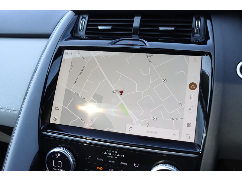 Jaguar 1.5 P300E 11.5KWH R-DYNAMIC BLACK SUV 5DR PETROL PLUG-IN HYBRID AWD AUTO PAN ROOF HEATED SEATS SAT NAV BLUETOOTH APPLE CARPLAY REAR CAMERA 1 OWNER FSH 72-74 Mitcham Road