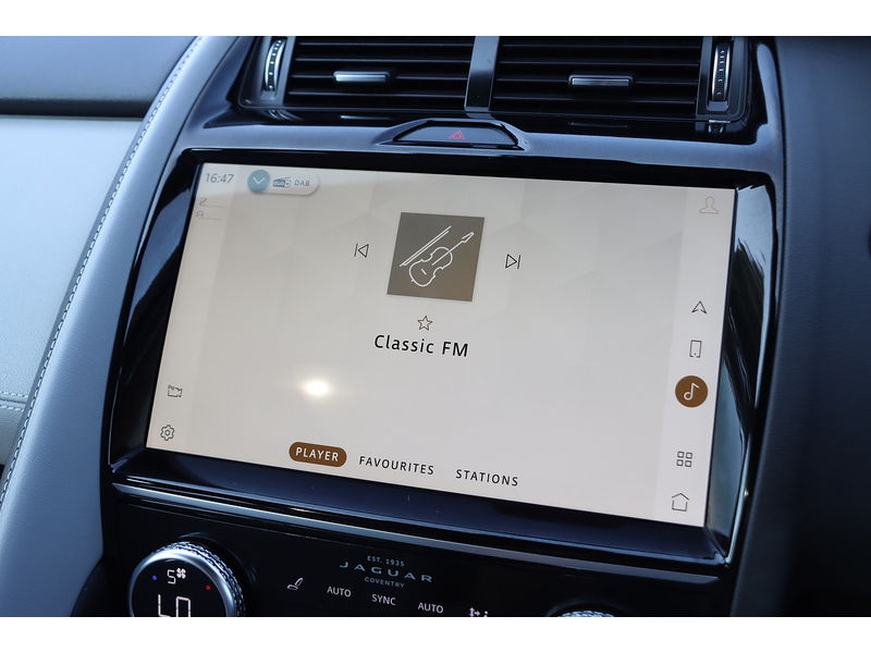 Jaguar 1.5 P300E 11.5KWH R-DYNAMIC BLACK SUV 5DR PETROL PLUG-IN HYBRID AWD AUTO PAN ROOF HEATED SEATS SAT NAV BLUETOOTH APPLE CARPLAY REAR CAMERA 1 OWNER FSH 72-74 Mitcham Road