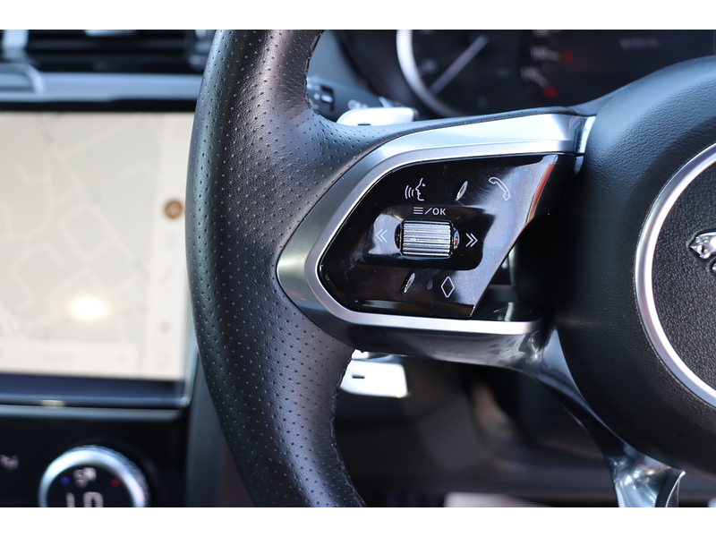 Jaguar 1.5 P300E 11.5KWH R-DYNAMIC BLACK SUV 5DR PETROL PLUG-IN HYBRID AWD AUTO PAN ROOF HEATED SEATS SAT NAV BLUETOOTH APPLE CARPLAY REAR CAMERA 1 OWNER FSH 72-74 Mitcham Road