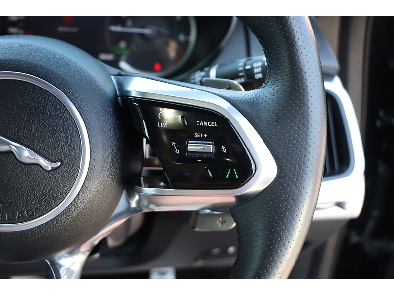 Jaguar 1.5 P300E 11.5KWH R-DYNAMIC BLACK SUV 5DR PETROL PLUG-IN HYBRID AWD AUTO PAN ROOF HEATED SEATS SAT NAV BLUETOOTH APPLE CARPLAY REAR CAMERA 1 OWNER FSH 72-74 Mitcham Road