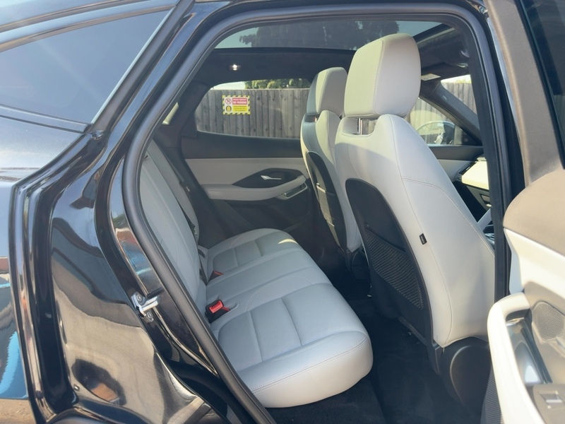 Jaguar 1.5 P300E 11.5KWH R-DYNAMIC BLACK SUV 5DR PETROL PLUG-IN HYBRID AWD AUTO PAN ROOF HEATED SEATS SAT NAV BLUETOOTH APPLE CARPLAY REAR CAMERA 1 OWNER FSH 72-74 Mitcham Road