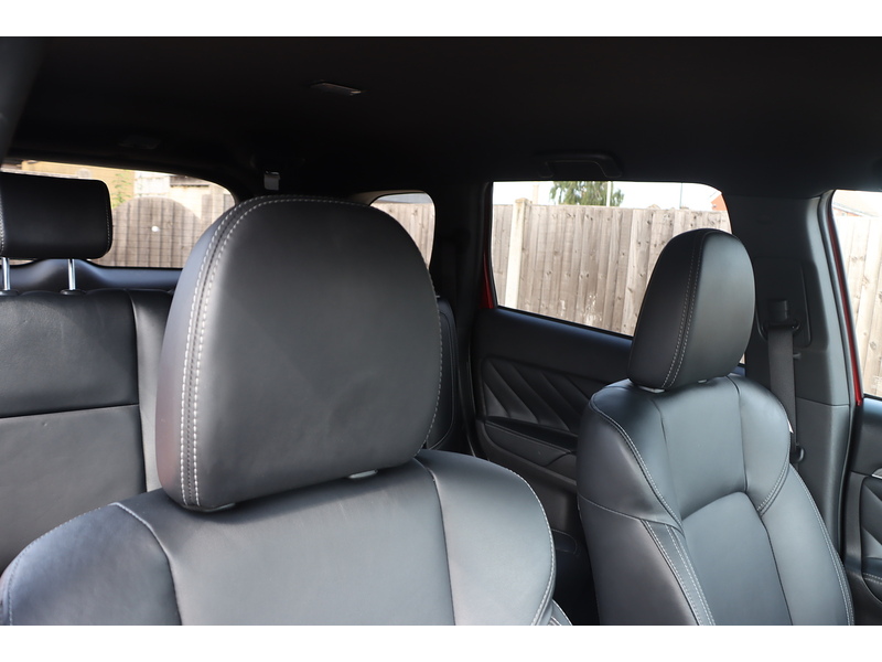 Mitsubishi 2.4H TWINMOTOR 13.8KWH 4H SUV 5DR PETROL PLUG-IN HYBRID CVT 4WD AUTO HEATED SEATS SAT NAV BLUETOOTH APPLE CARPLAY REAR CAMERA 2 OWNERS 54000 MILES FSH 72-74 Mitcham Road