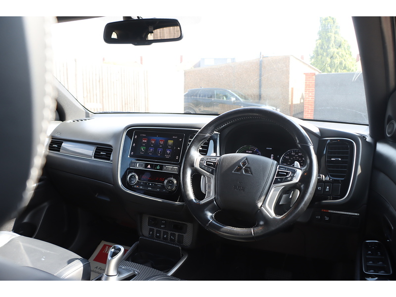 Mitsubishi 2.4H TWINMOTOR 13.8KWH 4H SUV 5DR PETROL PLUG-IN HYBRID CVT 4WD AUTO HEATED SEATS SAT NAV BLUETOOTH APPLE CARPLAY REAR CAMERA 2 OWNERS 54000 MILES FSH 72-74 Mitcham Road