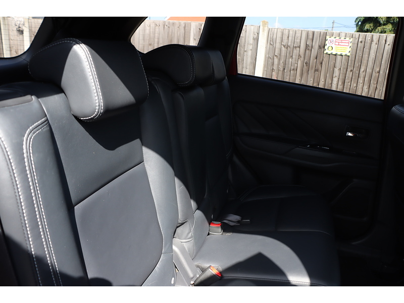 Mitsubishi 2.4H TWINMOTOR 13.8KWH 4H SUV 5DR PETROL PLUG-IN HYBRID CVT 4WD AUTO HEATED SEATS SAT NAV BLUETOOTH APPLE CARPLAY REAR CAMERA 2 OWNERS 54000 MILES FSH 72-74 Mitcham Road