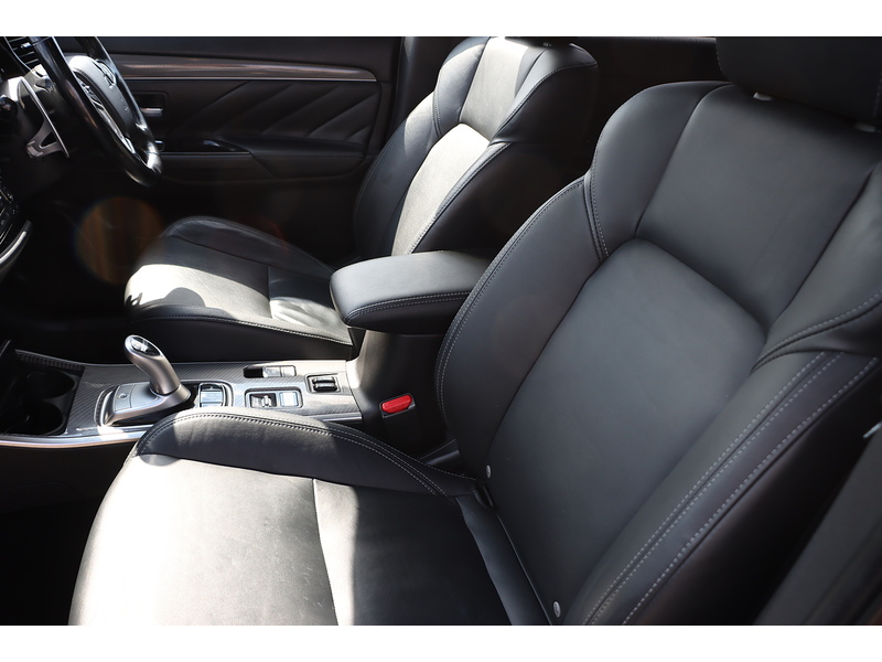 Mitsubishi 2.4H TWINMOTOR 13.8KWH 4H SUV 5DR PETROL PLUG-IN HYBRID CVT 4WD AUTO HEATED SEATS SAT NAV BLUETOOTH APPLE CARPLAY REAR CAMERA 2 OWNERS 54000 MILES FSH 72-74 Mitcham Road