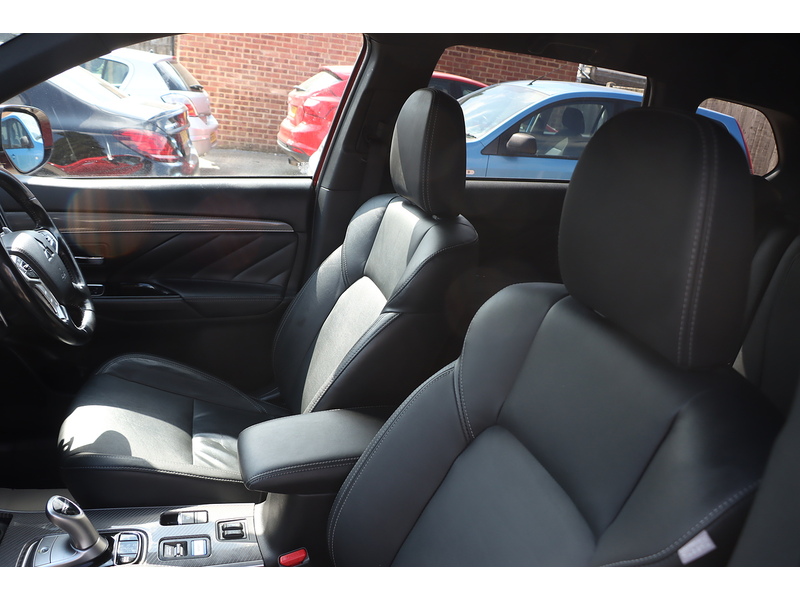 Mitsubishi 2.4H TWINMOTOR 13.8KWH 4H SUV 5DR PETROL PLUG-IN HYBRID CVT 4WD AUTO HEATED SEATS SAT NAV BLUETOOTH APPLE CARPLAY REAR CAMERA 2 OWNERS 54000 MILES FSH 72-74 Mitcham Road