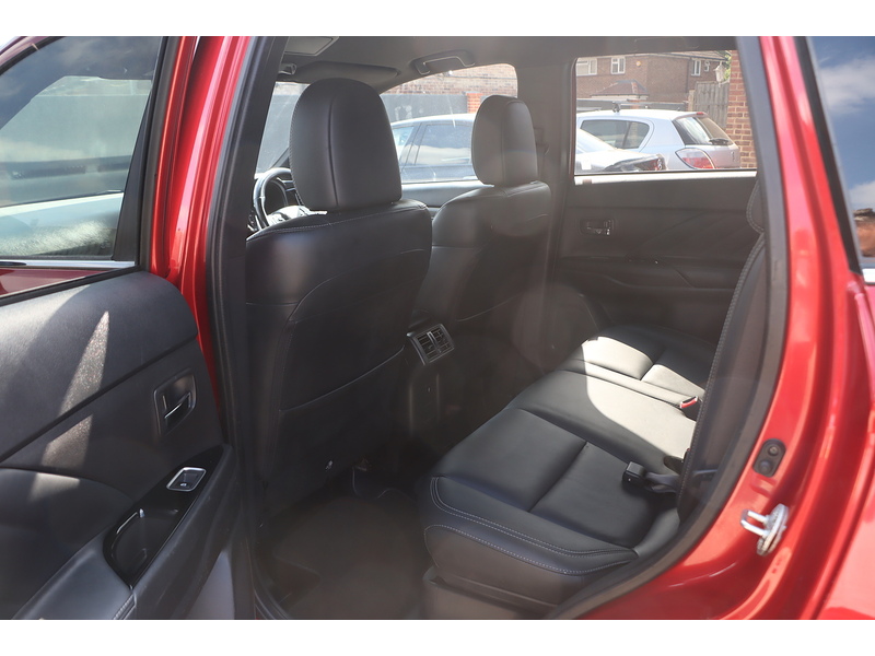 Mitsubishi 2.4H TWINMOTOR 13.8KWH 4H SUV 5DR PETROL PLUG-IN HYBRID CVT 4WD AUTO HEATED SEATS SAT NAV BLUETOOTH APPLE CARPLAY REAR CAMERA 2 OWNERS 54000 MILES FSH 72-74 Mitcham Road